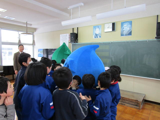 写真:みずりんがもみくちゃ