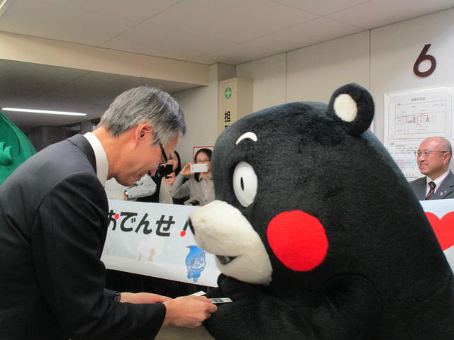 写真:名刺交換