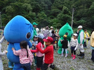 写真：子供たちと