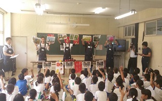 小学校での出前授業の写真