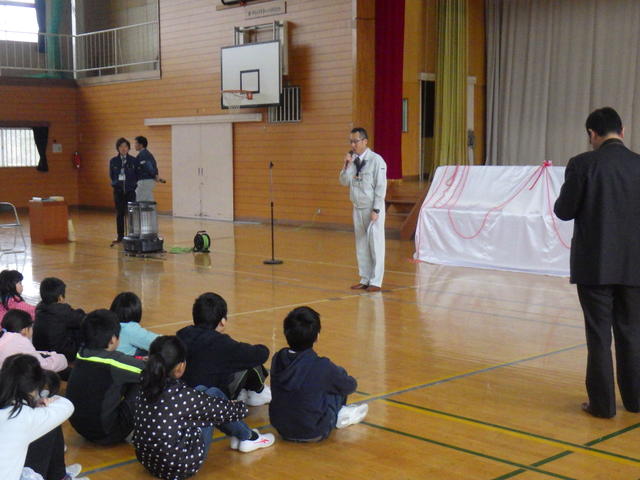 県南広域振興局幸野土木部長挨拶(北上市立口内小学校)の写真