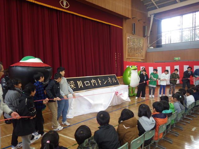 起点(奥州市)側坑口部のトンネル銘板除幕(奥州市立梁川小学校)の写真