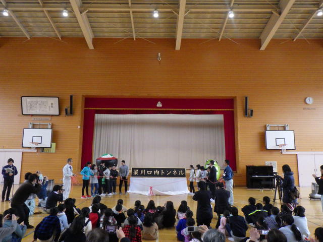 終点(北上市)側坑口部のトンネル銘板除幕(北上市立口内小学校)の写真