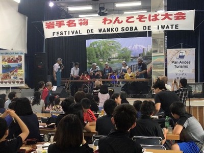 写真:岩手名物わんこそば大会の様子