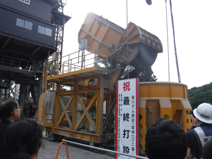 写真2 令和元年9月3日 打設完了式 トランスファーカーからバケットへ投入