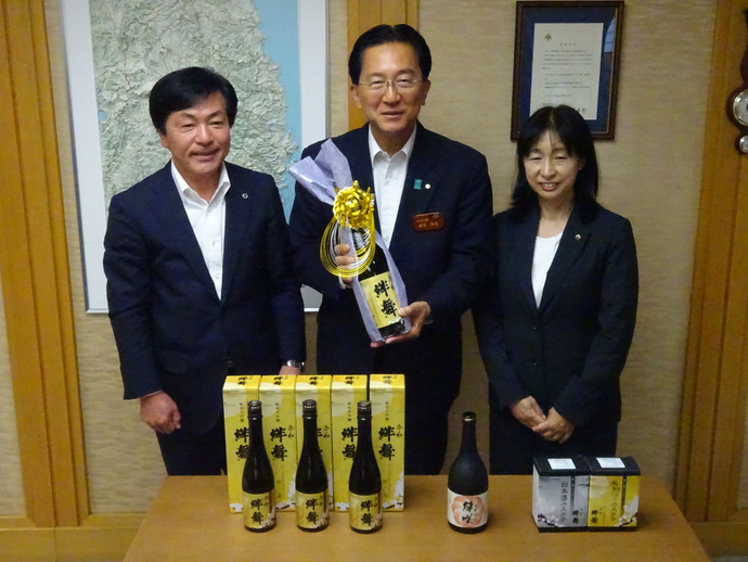 興こし酒プロジェクトによる日本酒「絆舞令和」贈呈