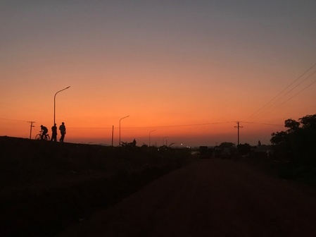 帰り道の夕焼けの写真