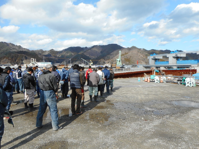黙とうの様子(甲子川水門施工現場)