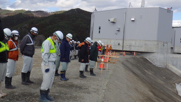 黙とうの様子(大槌川水門・小鎚川水門間の防潮堤にて)