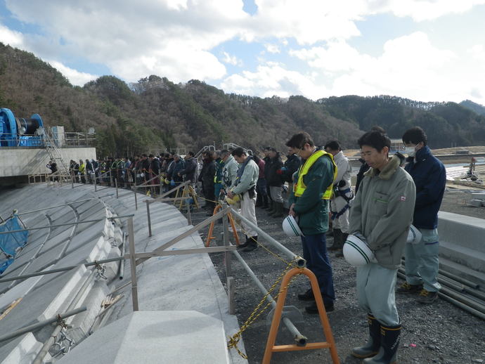 黙とうの様子(鵜住居川水門に接続する防潮堤にて)