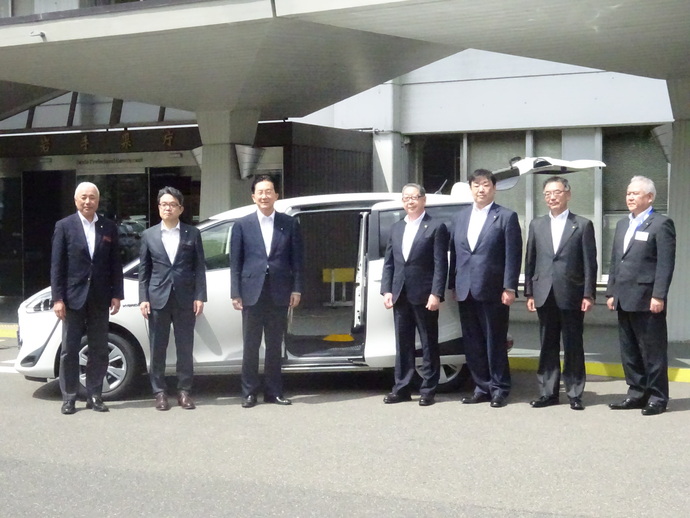 車両引き渡し式写真