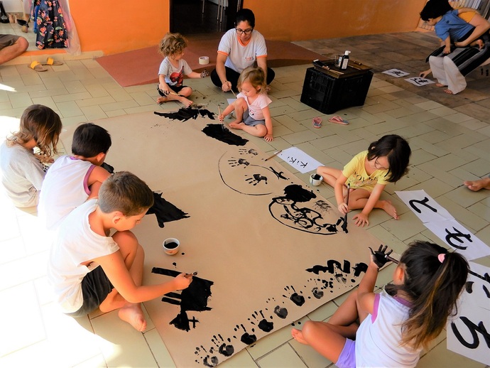 写真:墨を使って自由に絵などを描く子供たち