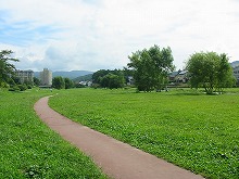盛岡市愛宕町の富士見橋の下から見る富士見橋上流の中津川河川敷の景観