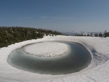 鏡沼（ドラゴンアイ）から見返峠を望む景観
