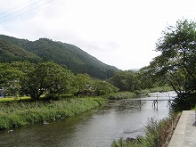 住田町下有住字高瀬地内国道340号線から見る松日橋の架かる気仙川の景観