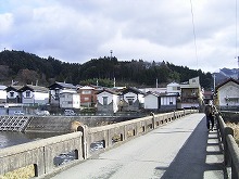 住田町昭和橋付近から見る気仙川沿いの蔵の景観