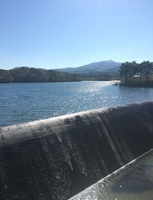 千貫石溜池と山並みの景観