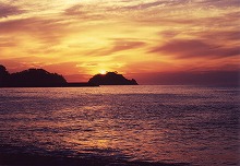 日本地下石油備蓄基地（久慈市麦生）から見る牛島の朝焼けの景観