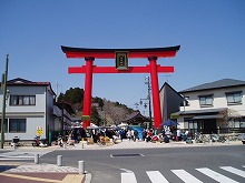 野田村中心地街から見る大鳥居、愛宕参道広場、愛宕神社の景観