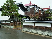 軽米町立図書館脇から見る町立図書館と蔵と煉瓦書庫の景観
