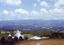 一戸町の岩手子どもの森（雲見の丘）から見る空、山並み、大地からなる解放的な自然の景観
