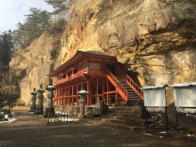 達谷窟毘沙門堂と急峻な壁面の景観