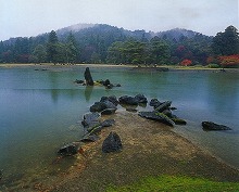 平泉町毛越寺境内から見る庭園と借景の景観