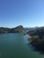 石淵トンネルを抜けた国道397号から見る奥州湖の景観