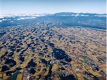 奥州市水沢区見森公園から見る胆沢扇状地に広がる散居集落の景観