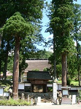 奥州市水沢区正法寺惣門前から見る奥の正法寺（日本一の茅葺屋根建築）の景観