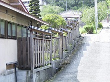 奥州市前沢区七日町付近から見る道路沿いの板塀の景観