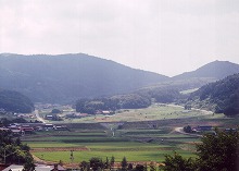 国道396号遠野市宮守町上宮守（寺沢高原入口交差点付近）から見る宮守村大上集落（山間の農村集落）の景観