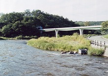 遠野市宮守町字下鱒沢の簗場から見る猿ヶ石川と簗見橋・須麻古トンネルの景観
