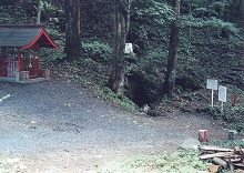 遠野市宮守町字達曽部白石地区から見る稲荷穴鍾乳洞の景観