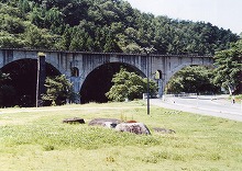 遠野市宮守町の道の駅から見るめがね橋の景観