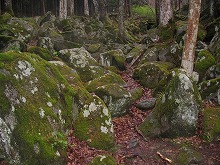 遠野市五百羅漢中ほどから見る五百羅漢の景観