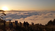 遠野市松崎町高清水展望台から見る遠野盆地に広がる雲海（六角牛山を望む）