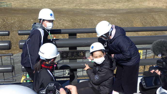橋名板 取付状況(揮毫:気仙小学校 6年生児童の皆さん )