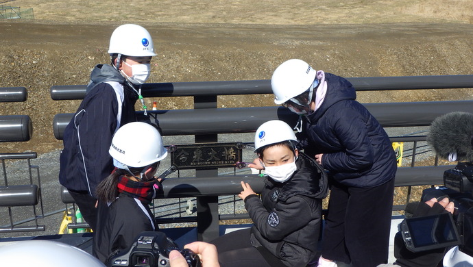 橋名板　取付状況（揮毫：気仙小学校　6年生児童の皆さん　）