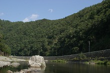 宮古市茂市のリバーパークにいさと内の河川敷から見る閉伊川および国道106号の景観