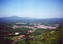 一関市千厩町の三島山から見る街と室根山の景観