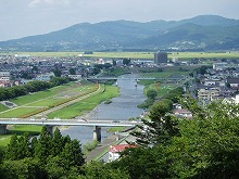 一関市釣山公園展望台東屋から見る磐井川と一関市街、束稲山の景観