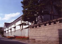 一関市千厩町の岩手銀行千厩支店裏側から見る横屋酒造の酒蔵の景観