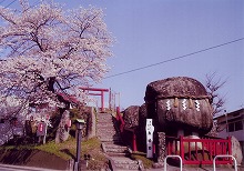 一関市千厩町石堂地内の国道456号から見る東洋一の奇岩『夫婦石』の景観