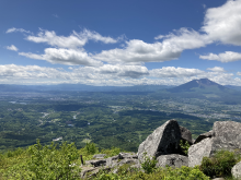 姫神山山頂から見た岩手山と秋田駒ヶ岳の景観