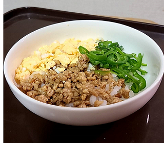 写真：そぼろ丼