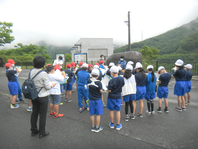 写真：鷹生ダム見学1