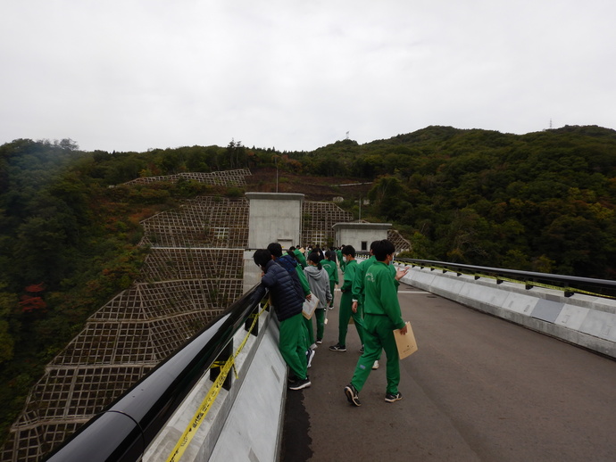 堤体天端での見学の様子