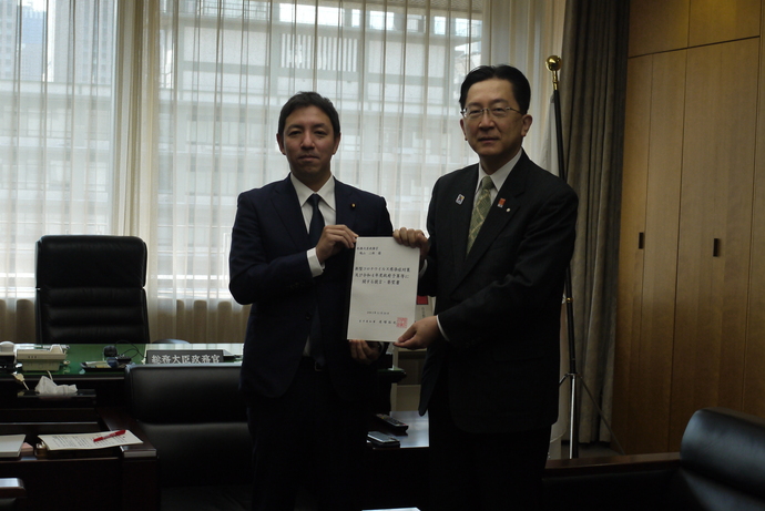 鳩山二郎 総務大臣政務官写真