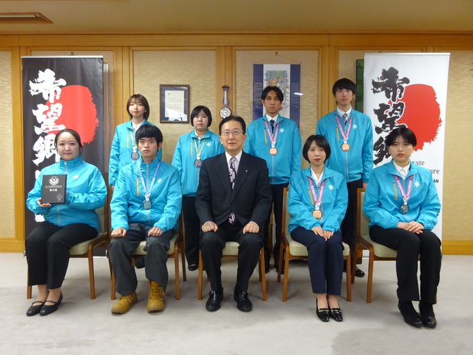 技能五輪全国大会選手表敬写真